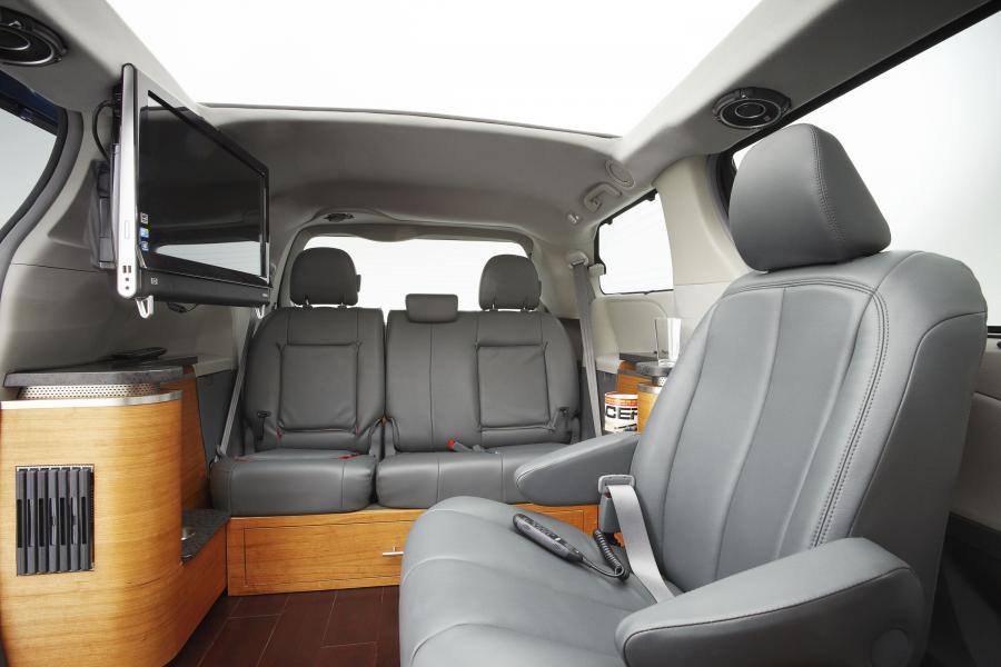  Toyota Sienna Swagger Wagon Supreme for SEMA 2010 года  (фото 2 из 8)